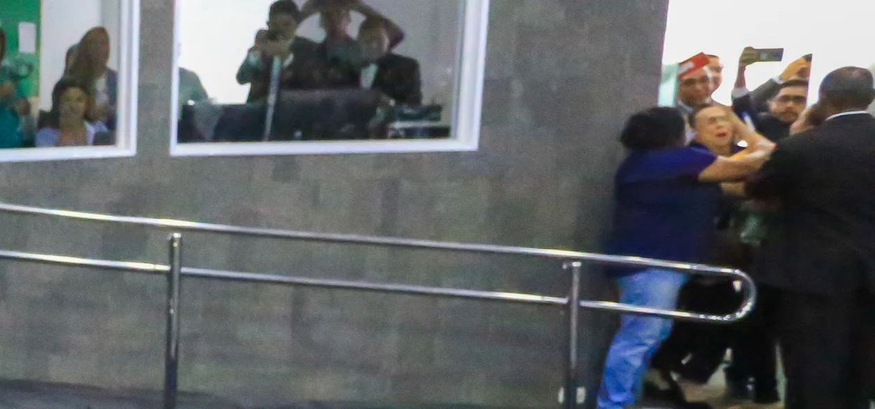 Momento em que vereadora Teresinha Medeiros é agredida no rosto por manifestante