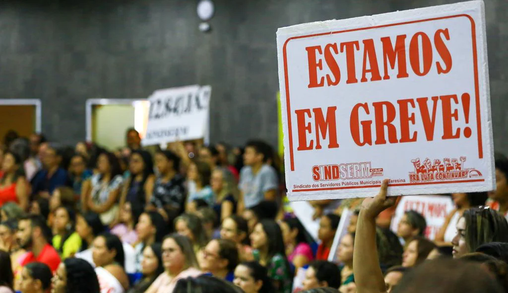 Professores em greve na Câmara de Teresina