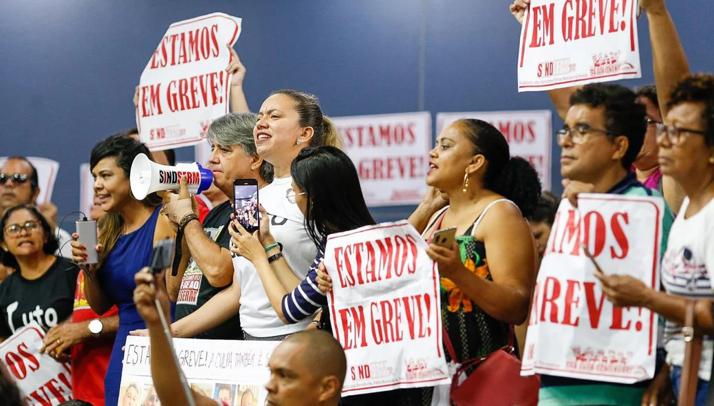 Professores em greve na Câmara