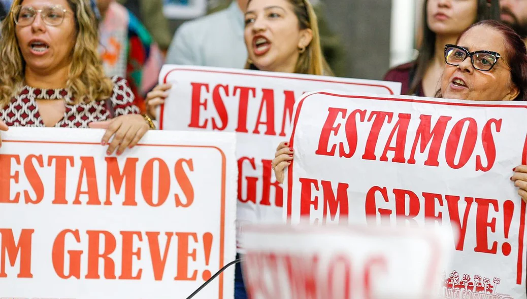 Professores expulsam vereadores do plenário da Câmara