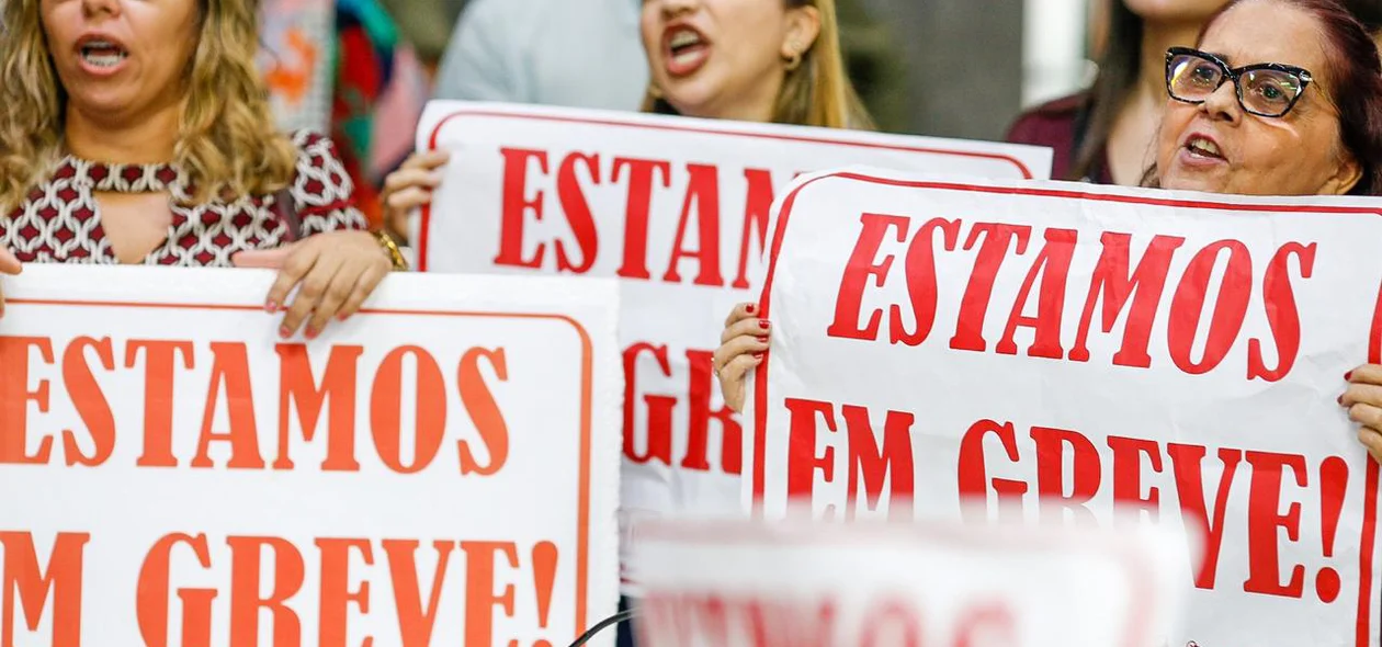 Professores expulsam vereadores do plenário da Câmara