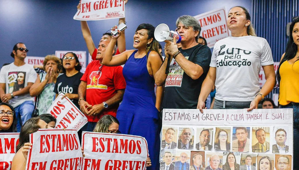 Professores gritam palavras de ordem na Câmara