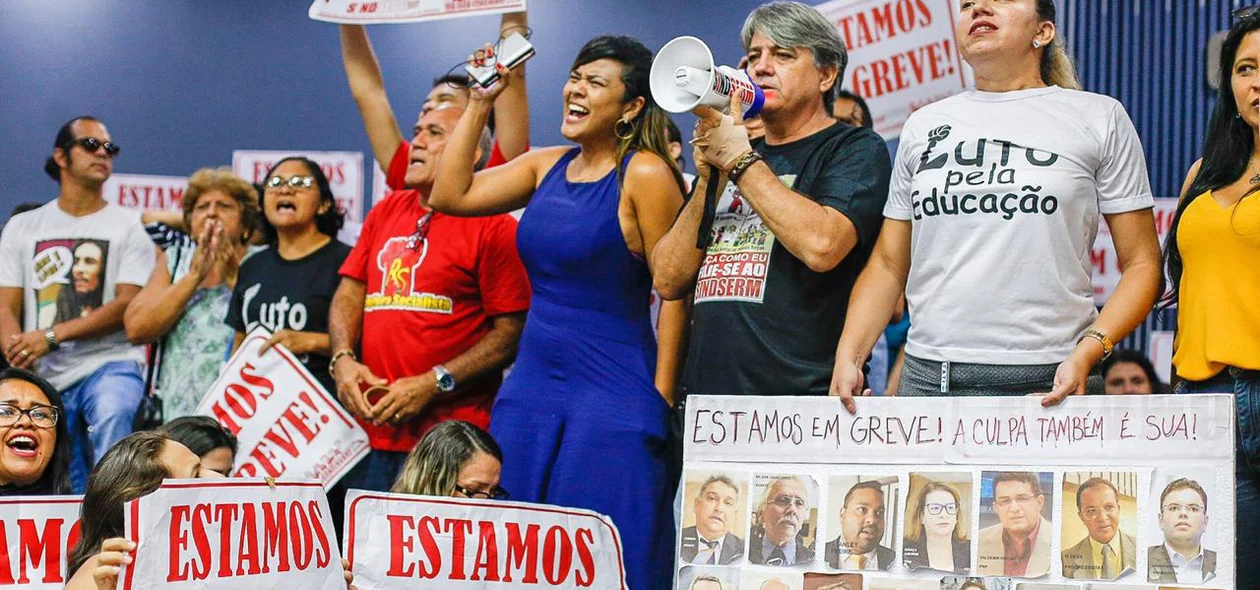 Professores gritam palavras de ordem na Câmara