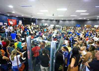 Professores invadem Câmara de Vereadores 