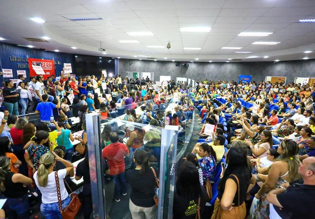 Professores invadem Câmara de Vereadores 