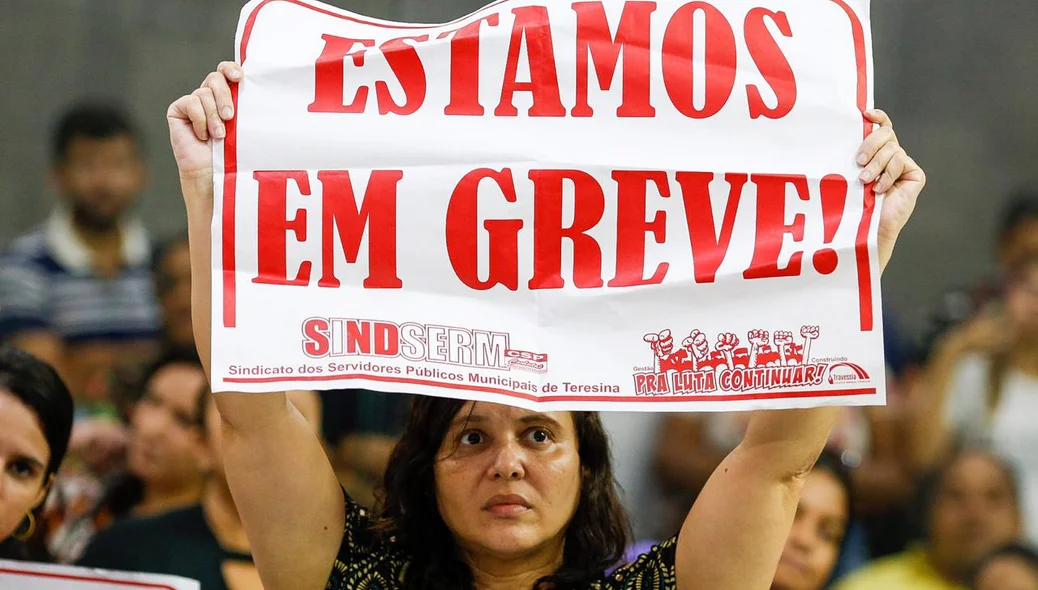 Professores invadem plenário da Câmara de Teresina