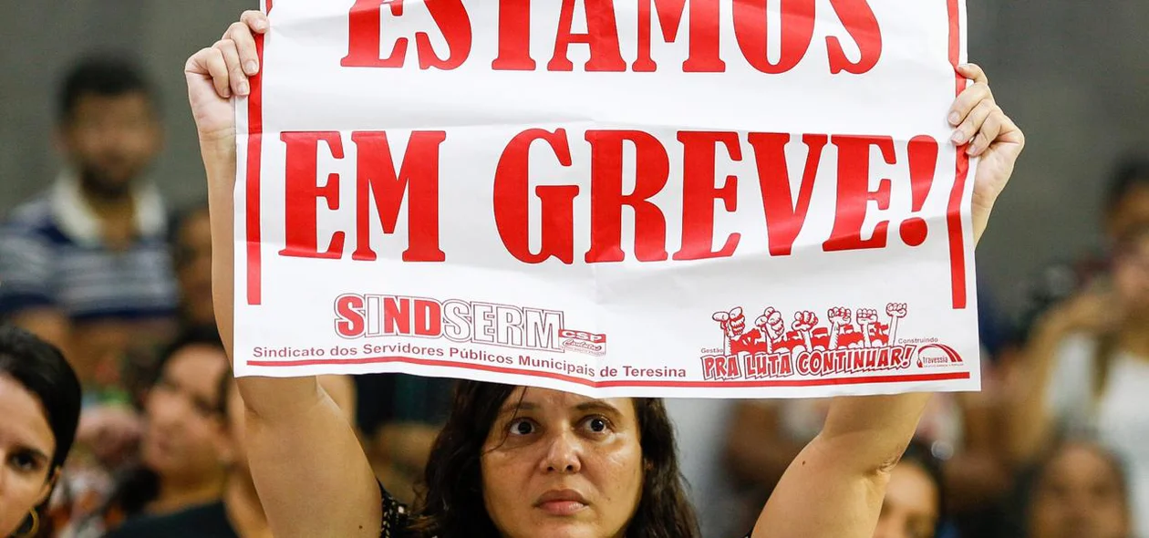 Professores invadem plenário da Câmara de Teresina