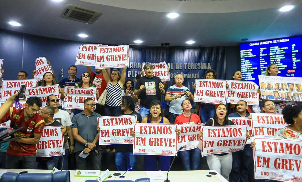 Professores no plenário da Câmara de Teresina
