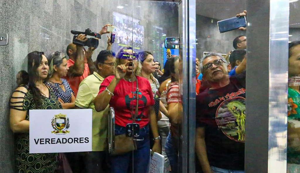 Professores protestam em votação do reajuste salarial na Câmara