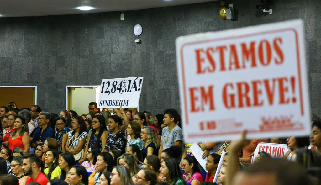 Professores protestam na Câmara Municipal de Teresina