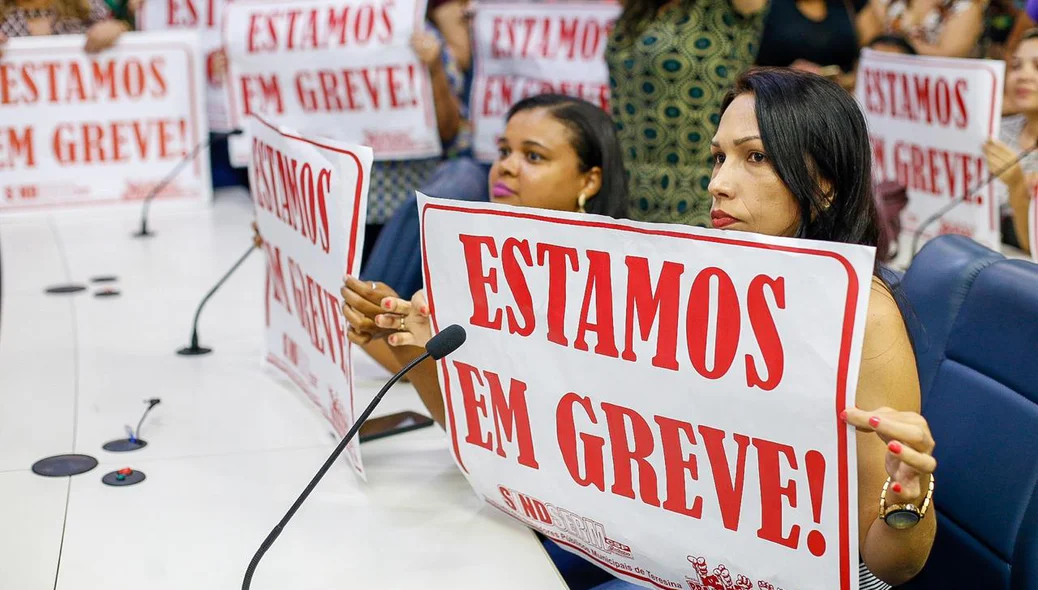 Professores sentam na cadeira dos vereadores na Câmara