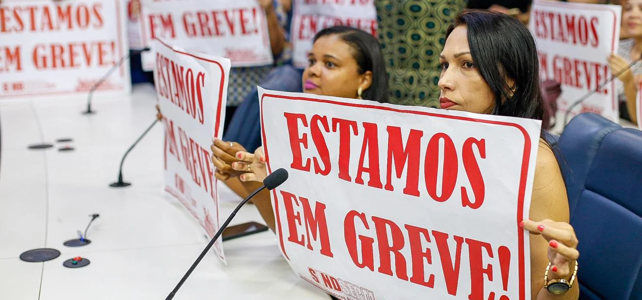 Professores sentam na cadeira dos vereadores na Câmara