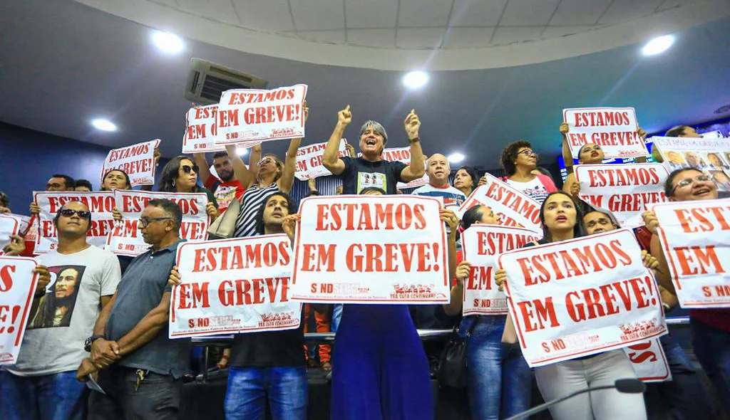 Sinésio no protesto dos professores na Câmara de Teresina