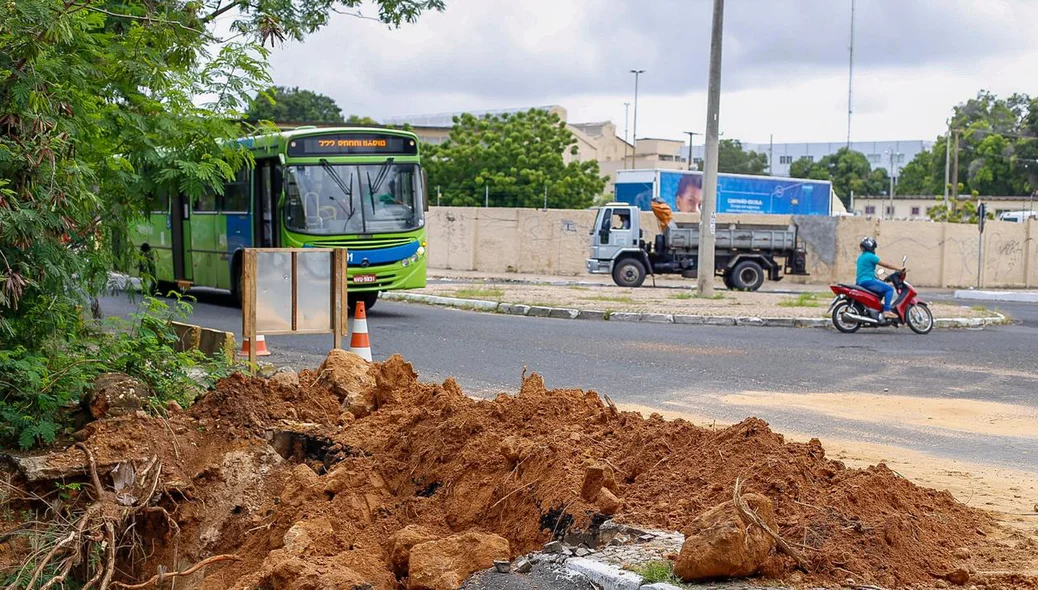 Trecho da Avenida Maranhão é comprometido por cheia de rio