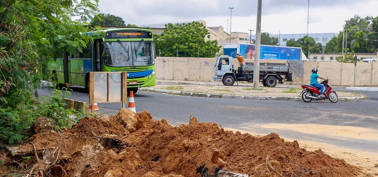 Trecho da Avenida Maranhão é comprometido por cheia de rio