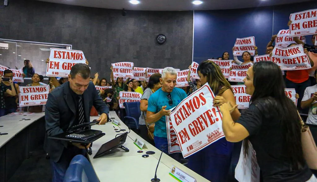 Vereador Joaquim do Arroz se retira do plenário da Câmara após invasão de professores