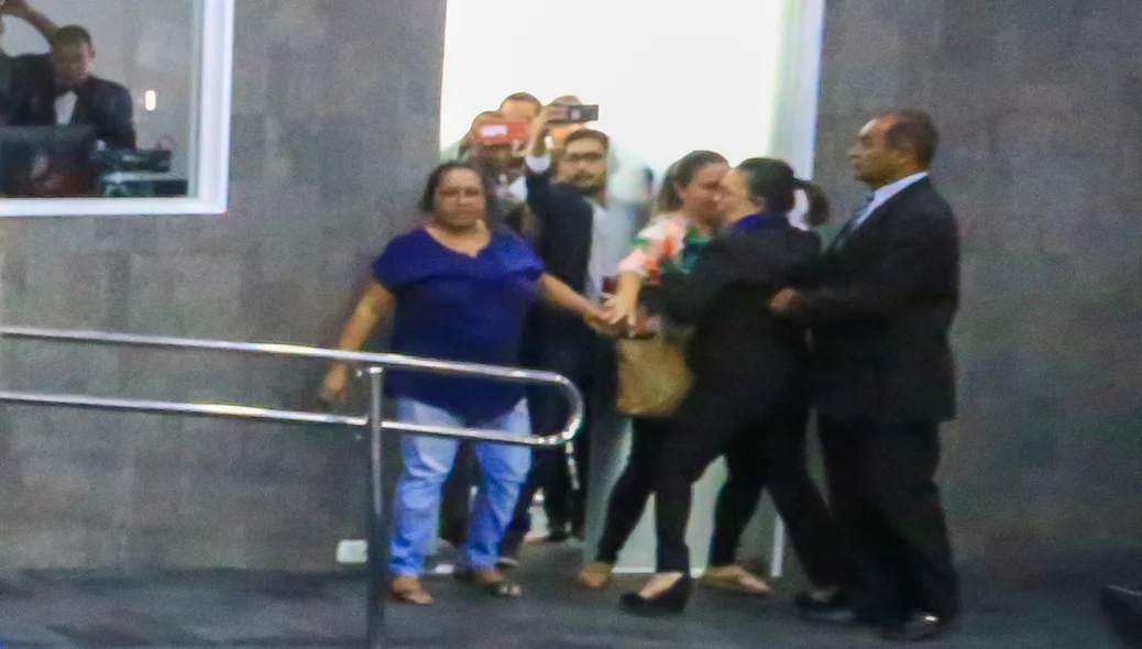 Vereadora tenta sair do plenário mas é impedida 