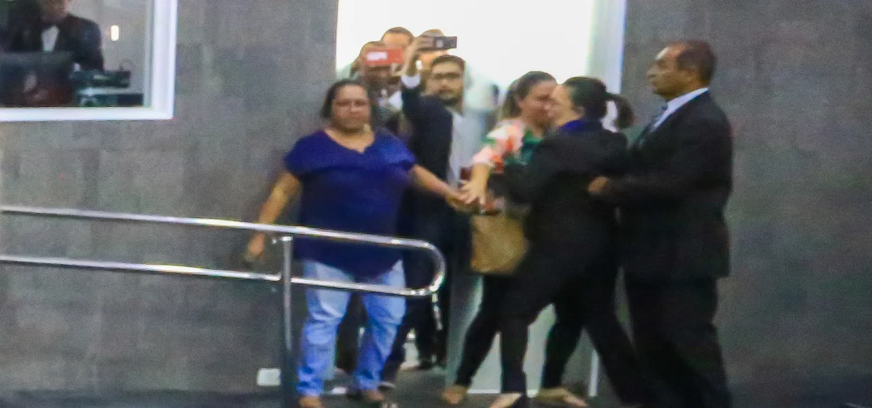 Vereadora tenta sair do plenário mas é impedida 