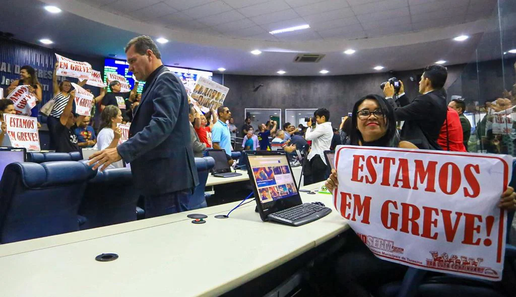 Vereadores se retiram do plenário após invasão dos professores