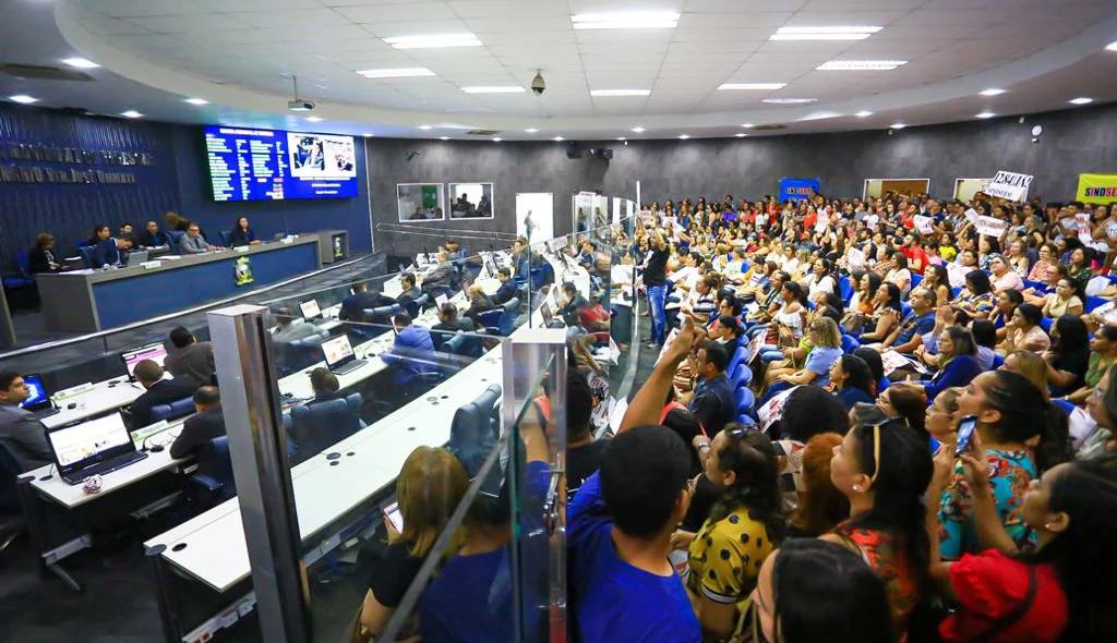 Vereadores tentam votar reajuste dos professores de Teresina