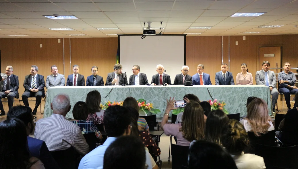 Bancada de autoridades presentes na inauguração