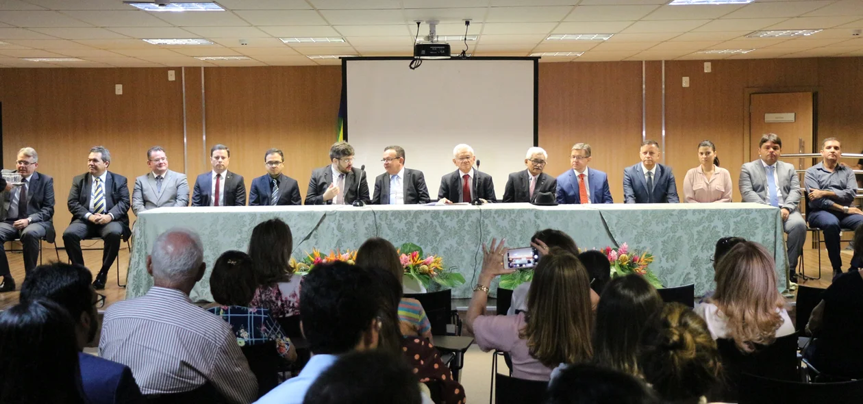 Bancada de autoridades presentes na inauguração
