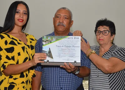 Genesiano com a esposa e a filha