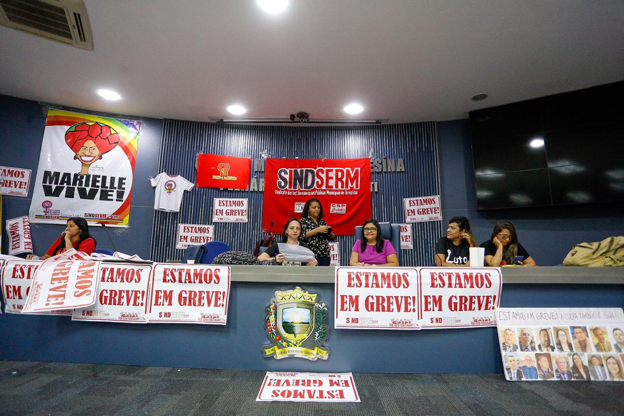 Sindicalistas ocupam o plenário da Câmara