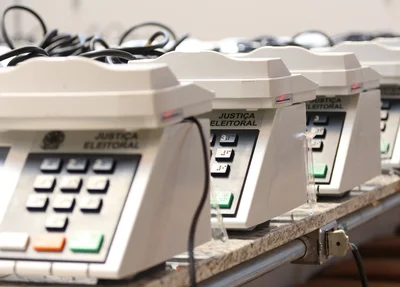Urnas eletrônicas no novo depósito no fórum