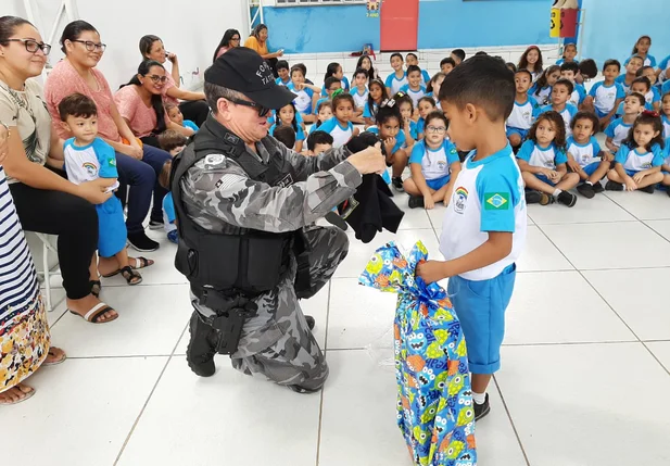 Capitão Miguel Luz faz surpresa a garoto de 5 anos em Teresina