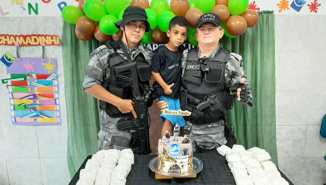 Marcos Paulo na companhia dos policiais
