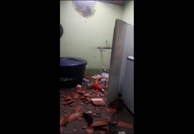 Raio destruiu a estrutura do teto