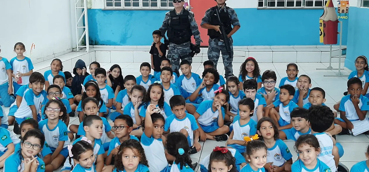 Turma e colegas de Marcos Paulo participaram da surpresa