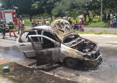 Carro pega fogo em Teresina
