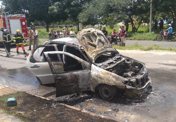 Carro pega fogo em Teresina