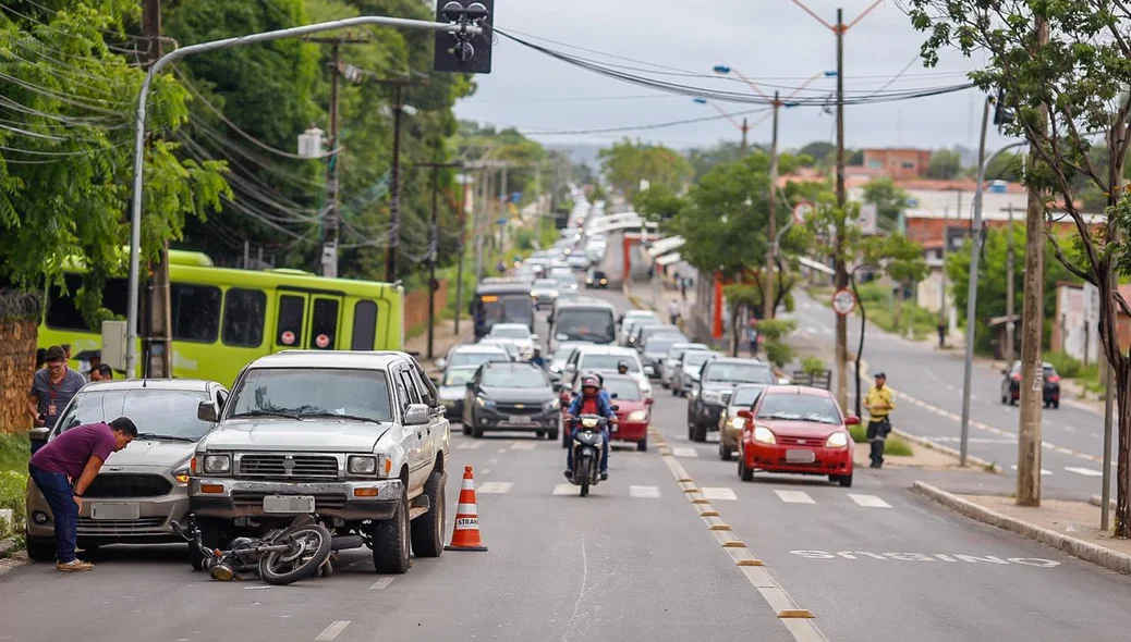 Acidente na Avenida Presidente Kennedy envolveu três veículos