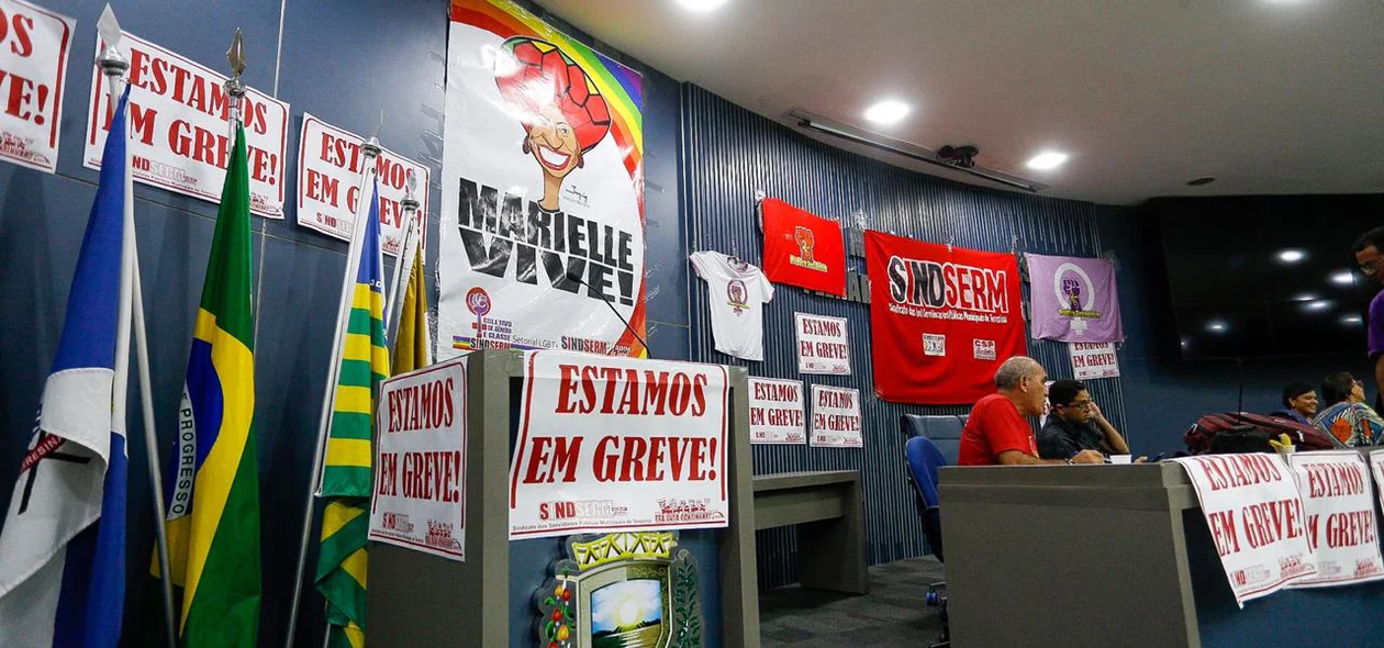 Cartazes e bandeiras foram colocadas no plenário 