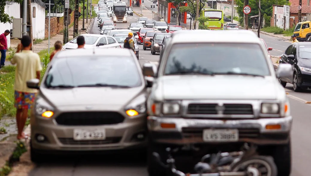 Colisão envolveu dois carros e uma motocicleta