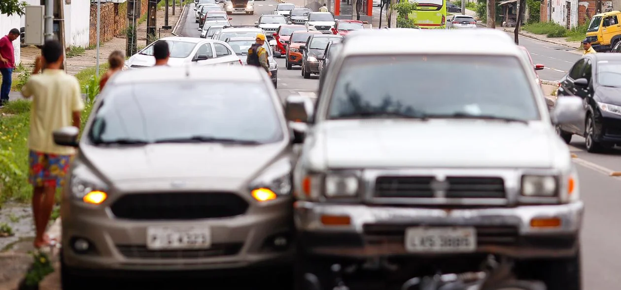 Colisão envolveu dois carros e uma motocicleta