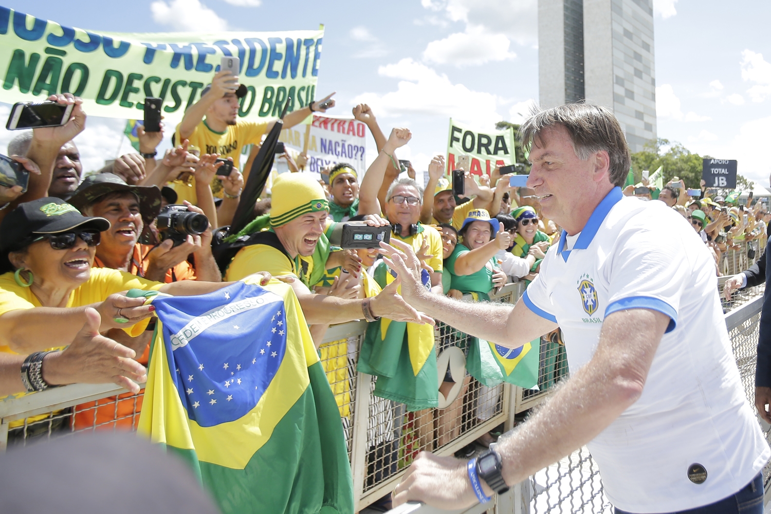 Jair Bolsonaro cumprimenta apoiadores
