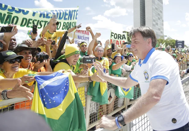 Jair Bolsonaro cumprimenta apoiadores