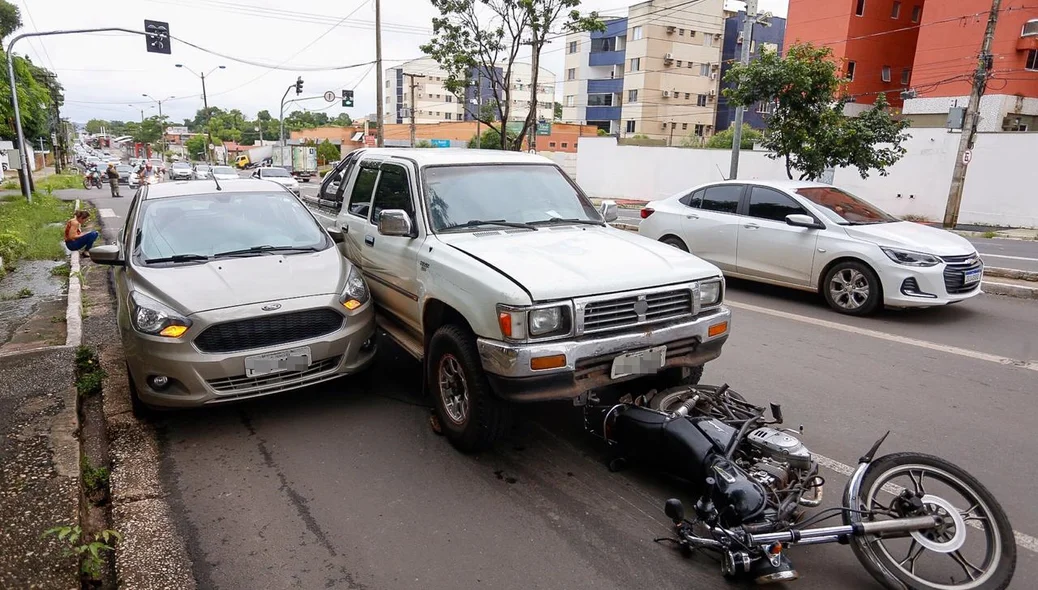 Motocicleta ficou debaixo de um dos veículos envolvidos no acidente