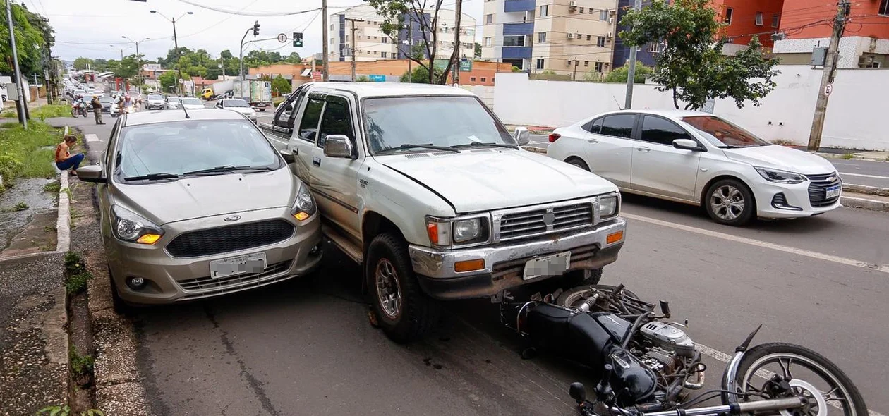 Motocicleta ficou debaixo de um dos veículos envolvidos no acidente