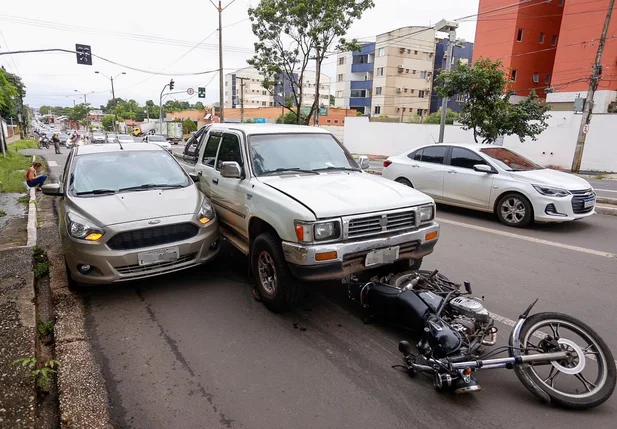 Motocicleta ficou debaixo de um dos veículos envolvidos no acidente