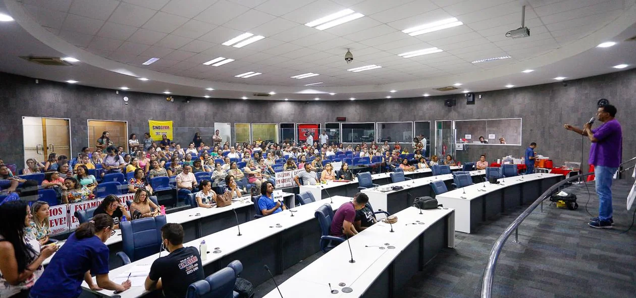 Professores estão acampados dentro da Câmara desde a ultima quinta-feira