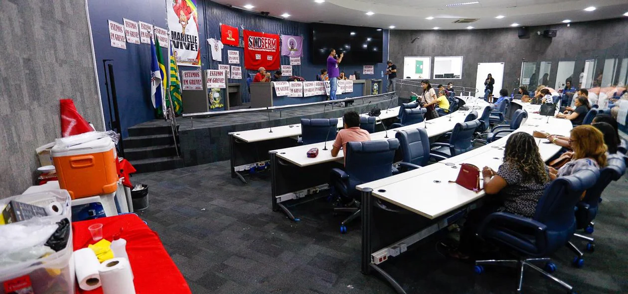 Professores estão acampados na CMT 