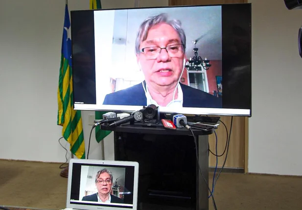 Reitor Arimatéia Dantas participou da reunião através de videoconferência 