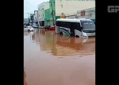 Rua Cruzeiro alagada, no centro de Picos