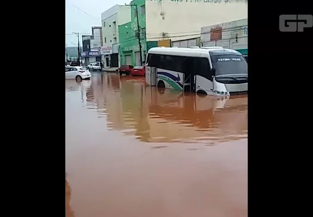 Rua Cruzeiro alagada, no centro de Picos
