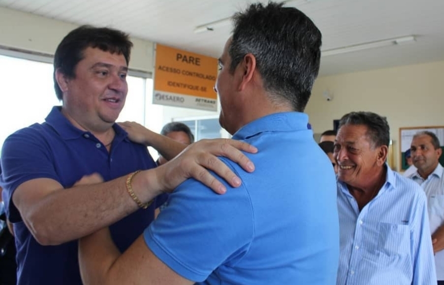 Senador Ciro Nogueira cumprimenta deputado Nerinho